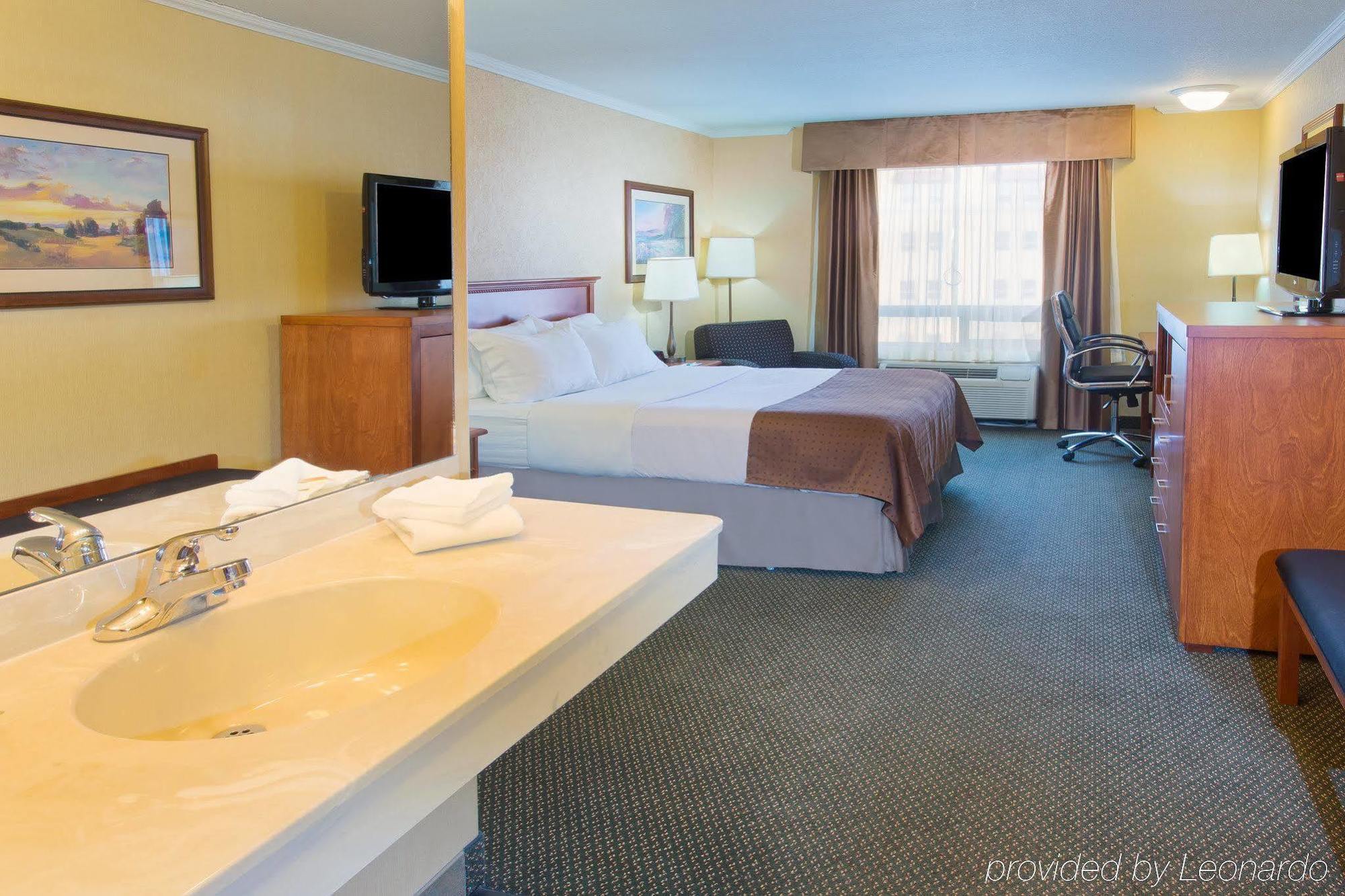 Holiday Inn & Suites Grande Prairie By Ihg Esterno foto