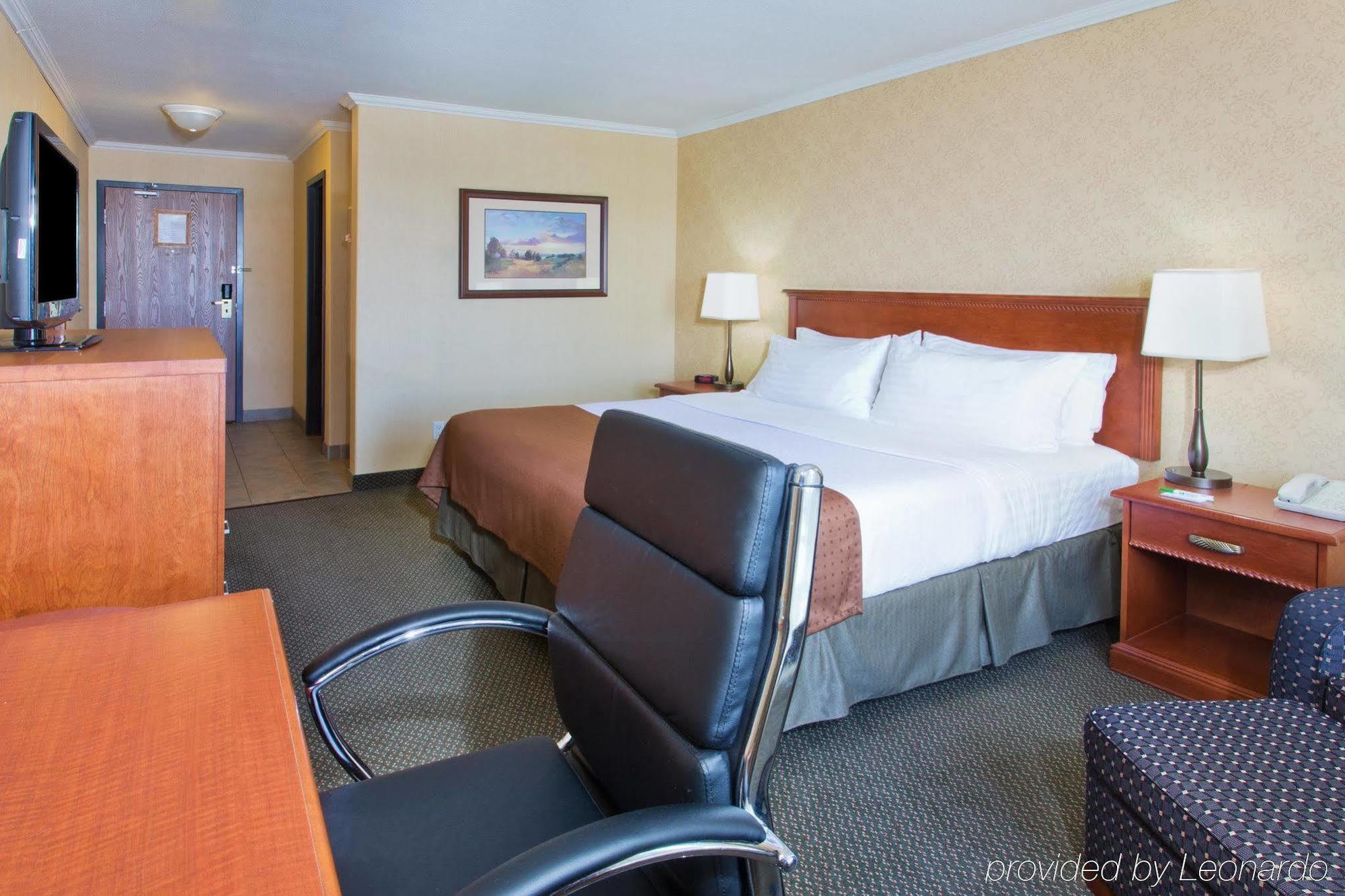 Holiday Inn & Suites Grande Prairie By Ihg Esterno foto